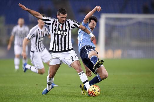 Stefano Sturaro, 22 anni, a contrasto in mezzo al campo con Marco Parolo, 30 anni. Lapresse